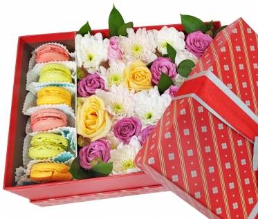 The Beauty: Flowers & Macaroons